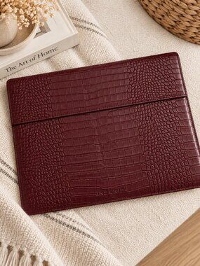 INSERIF Burgundy Croc Laptop Sleeve Stand 14-16"